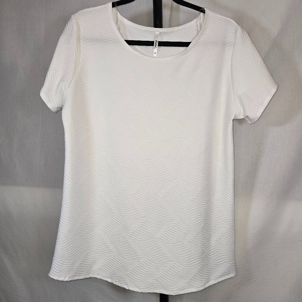 Plus White Wave Textured Pattern Short Sleeve Blouse